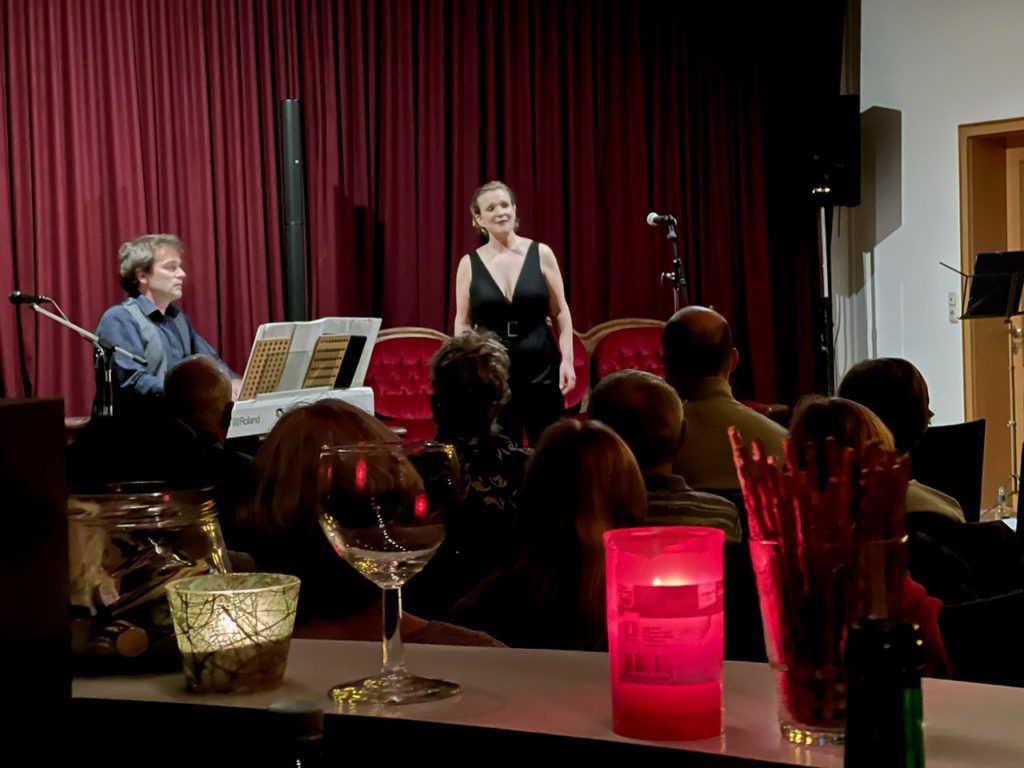 Anke Cordes singt im schwarzen Kleid, Bent Duddek spielt Klavier – Frauenbilder