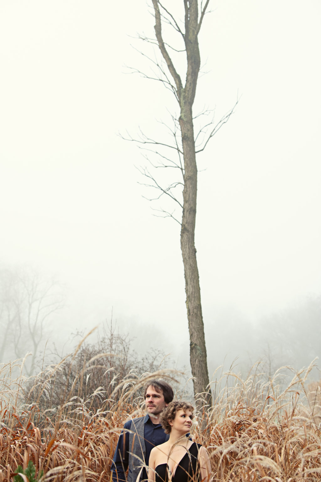 Anke Cordes und Bent Duddek vor einem kahlen Baum im Nebel